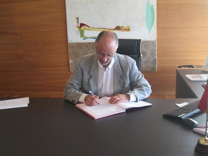 El presidente de las Cortes, Luis Fuentes