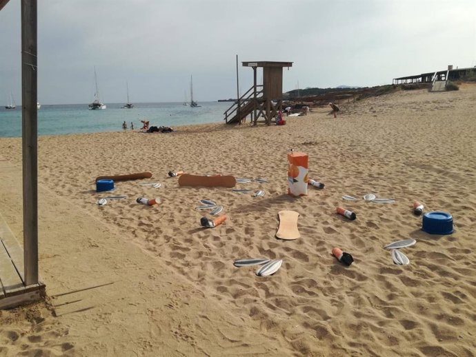 Campaña 'Playa sin colillas' del Ayuntamiento de Ibiza