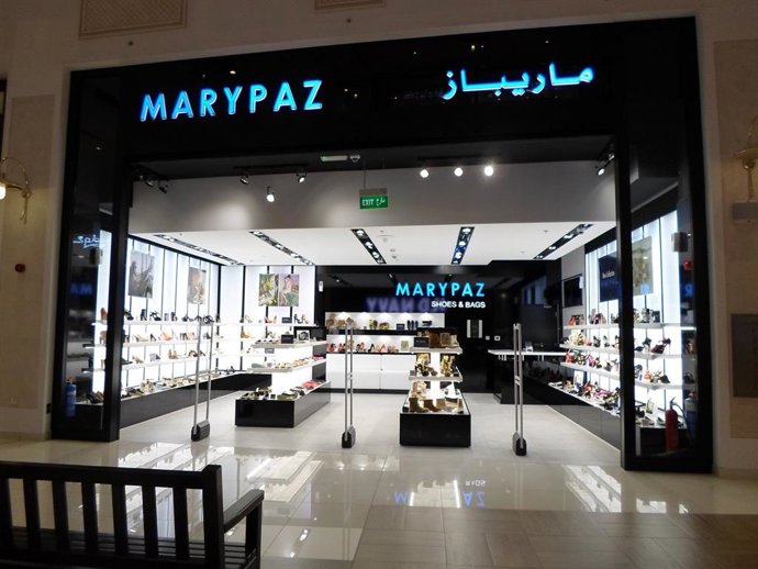 Marypaz Zapaterías, una empresa española, con un rótulo en árabe en una imagen de archivo