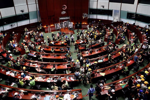 Manifestantes intentando acceder a la Asamblea Legislativa de Hong Kong