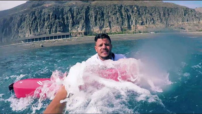 Un "guardavidas" durante una actuación simulada en la isla de Gran Canaria