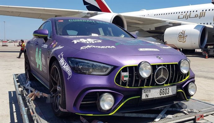Emirates transporta cuatro coches del rally Gumball 3000 desde Barcelona a Dubai