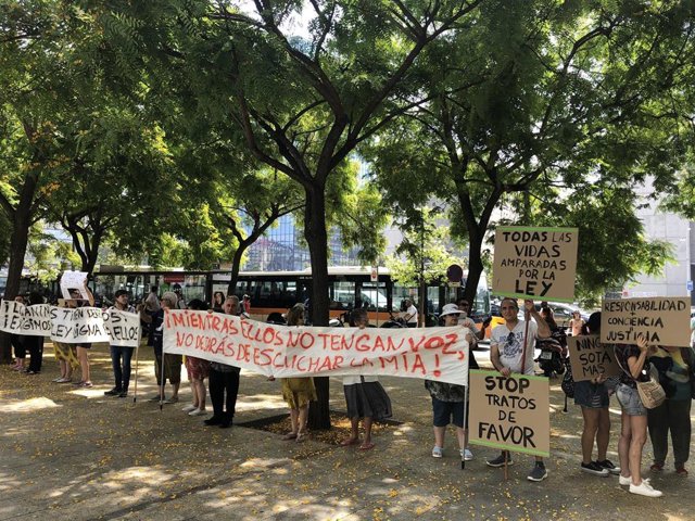 Animalistas protestan en la Ciutat de la Justícia por la muerte de la perra Sota