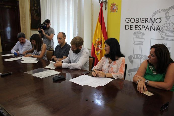 Firma de contratos en la Subdelegación del Gobierno en Granada