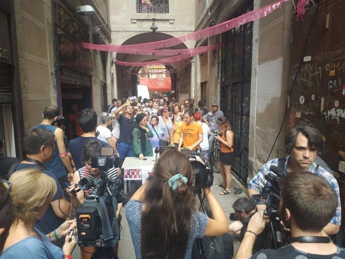 Roda de premsa sobre la situació dels vens del bloc del carrer Hospital, 99 de Barcelona.