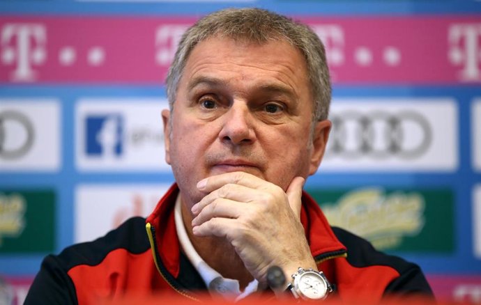 24 March 2019, Montenegro, Podgorica: Montenegro's head coach Ljubisa Tumbakovic attends a press conference for the Montenegro national soccer team ahead of Monday's UEFA European Championship 2020 Qualifying Group A soccer match between Montenegro and 
