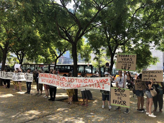 Animalista protesten en la Ciutat de la Justícia per la mort de la gossa Sota