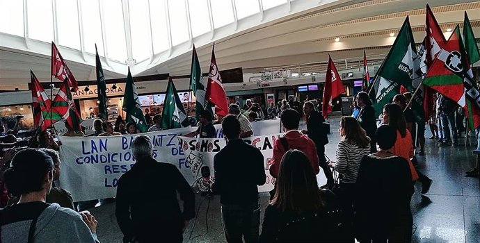 Imagen de la protesta del comité de huelga en el aeropuerto de Loiu