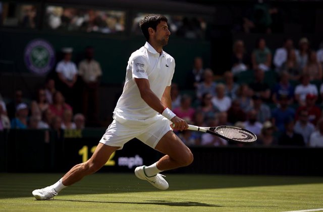 01 July 2019, England, London: Serbian tennis player Novak Djokovic in action against Germany's Philipp Kohlschreiber during their men's singles round of 128 match on day one of the 2019 Wimbledon Grand Slam tennis tournament at the All England Lawn Tenni