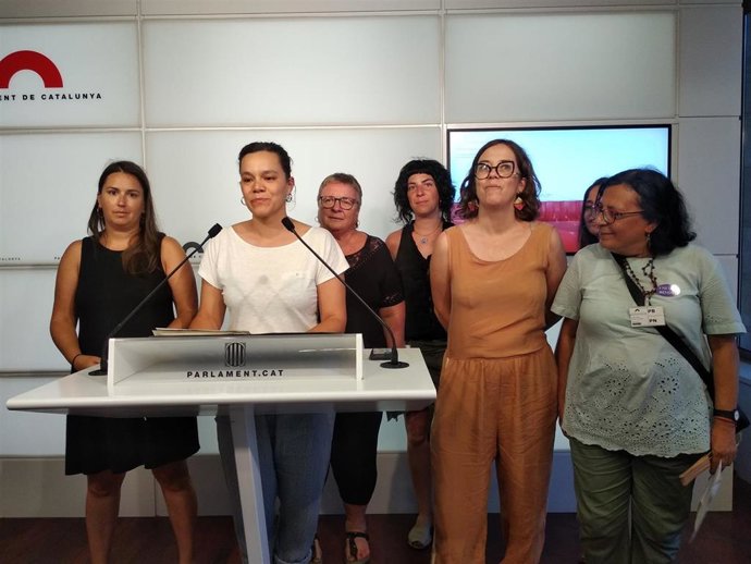 La diputada de la CUP Natlia Snchez junto a miembros de la CUP y de la entidad Mujeres Pa'lante