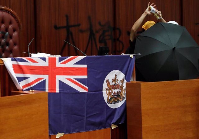 Bandera de la colonia británica de Hong Kong mostrada por los manfiestantes que han ocupado la Asamblea Legislativa