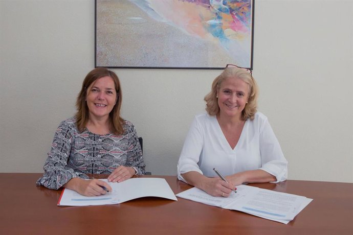 Gema Mañú y Marta Urdánoz, durante la firma del contrato.