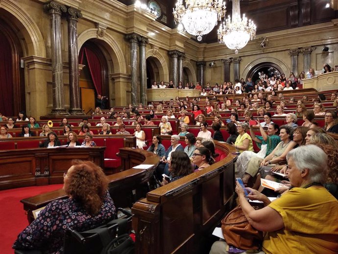 Pleno del Parlament de mujeres ('Parlament de les Dones'