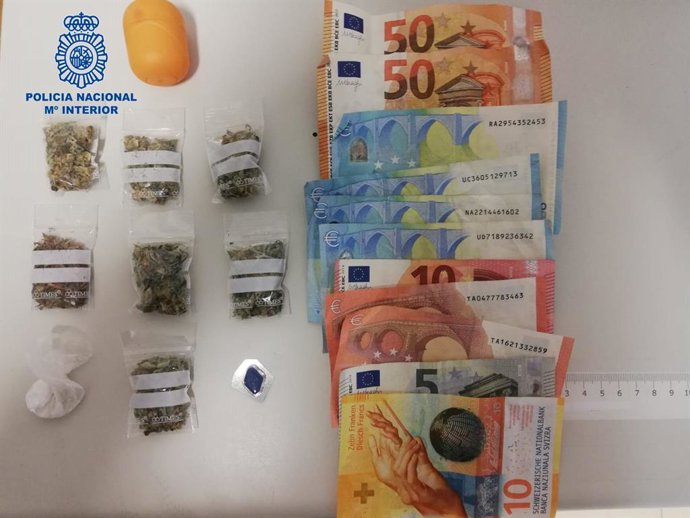Algunes de les substncies i diners incautats per la Policia Nacional a dues operacions contra el trfic de drogues a Palma de Mallorca el passat cap de setmana
