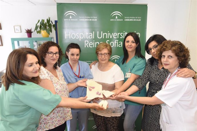 Profesionales de Neonatos y tejedoras muestras los objetos donados al hospital