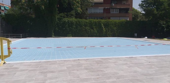 Imagen de la piscina infantil del polideportivo de La Mina, en el distrito de Carabanchel, con el precinto que avisa de su clausura.