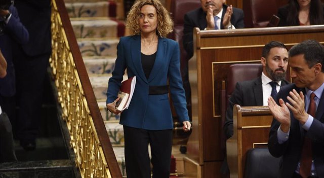 El presidente del Gobierno en funciones, Pedro Sánchez, aplaude a Meritxell Batet tras ser elegida presidenta del Congreso