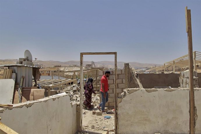 Refugiados sirios inspeccionan sus casas demolids en el este de Líbano