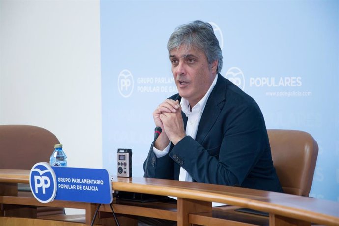 El portavoz del PPdeG en el Parlamento de Galicia, Pedro Puy, en rueda de prensa.