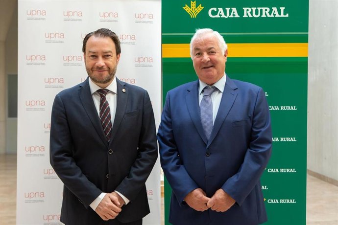 Ramón Gonzalo (izq.), rector de la UPNA, e Ignacio Terés, presidente de Caja Rural, en la firma del convenio