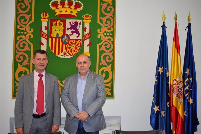 El secretario general de Telefónica España, Nicolás Oriol, (izquierda) y el secretario general de la Federación Española de Municipios y Provincias (FEMP), Carlos Daniel Casares (derecha) en la firma de un acuerdo.