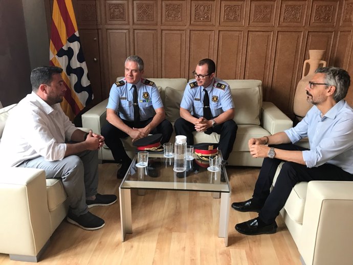 Reunió de l'alcalde de Badalona, Álex Pastor, i el segon tinent d'alcalde, Jordi Subirana, amb crrecs dels Mossos