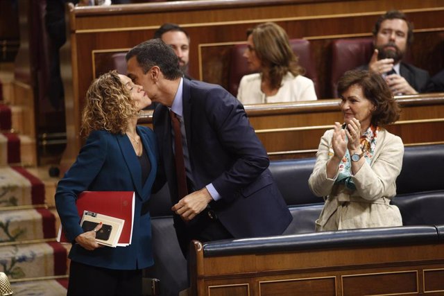 El presidente del Gobierno en funciones, Pedro Sánchez, besa a Meritxell Batet tras ser elegida presidenta del Congreso de los Diputados durante la sesión constitutiva de la Cámara Baja de la XIII Legislatura.        