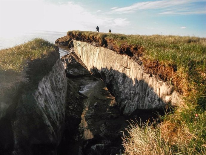 La erosión de la costa revela una capa de permafrost en el lago Teshekpuk, en Alaska