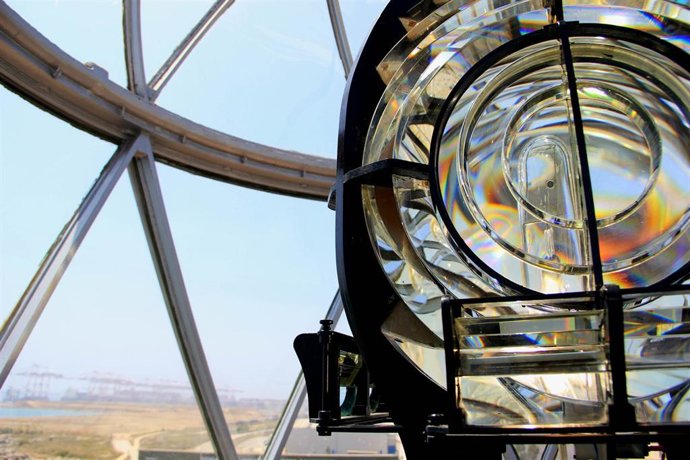 Linterna del Far del Llobregat con la terminal de APM Terminals Barcelona de fondo