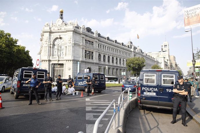 Agentes de la Policía Nacional junto a activistas de la ONG Greenpeace que han bloqueado desde primera hora de la mañana el acceso a Madrid Central desde la calle Alcalá para protestar contra la moratoria de multas ordenada por el Ayuntamiento de Madrid