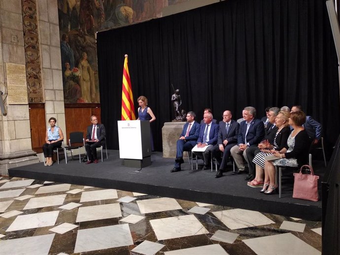El presidente, Quim Torra, la consellera ngels Chacón y los presidentes de las Cámaras de comercio catalanas