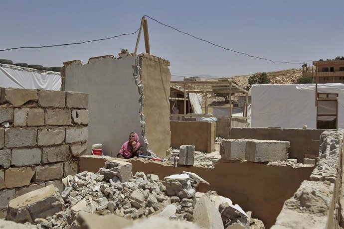 Una refugiada siria del campamento de Arsal en los escombros de su casa, demolida por las fuerzas libanesas