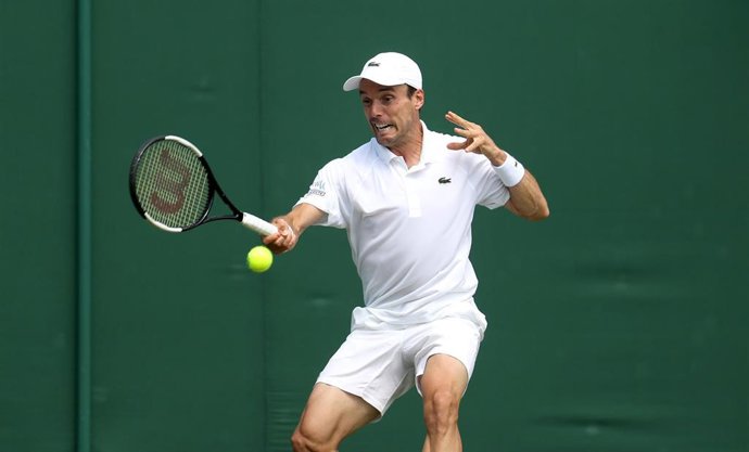 01 July 2019, England, London: Spanish tennis player Roberto Bautista Agut in action against Germany's Peter Gojowczyk during their men's singles round of 128 match on day one of the 2019 Wimbledon Grand Slam tennis tournament at the All England Lawn Te