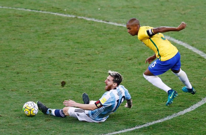 Leo Messi y Fernandinho en el Brasil-Argentina