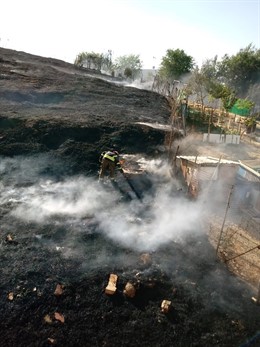 Incendio en la ladera del Carambolo de Camas (Sevilla)