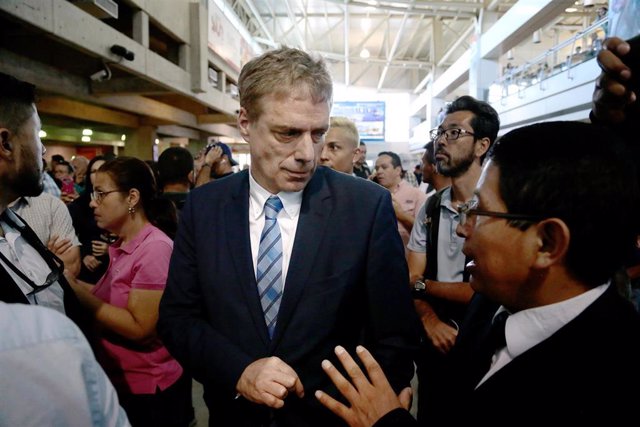 04 March 2019, Venezuela, Maiquetia: Daniel Kriener, Ambassador of Germany in Venezuela, is seen at the Simon Bolivar International Airport upon the arrival of Venezuelan self-proclaimed interim President Juan Guaido, who returned to his country without b