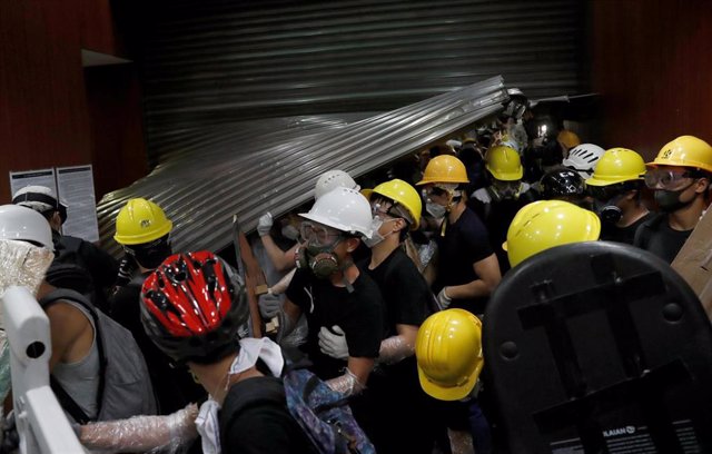 Manifestantes intentando acceder a la Asamblea Legislativa de Hong Kong