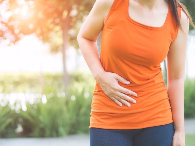Mujer haciendo deporte con dolor menstrual