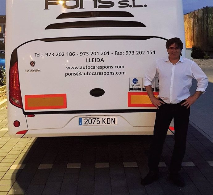 Carles Puigdemont junto a un autobús con manifestantes independentistas