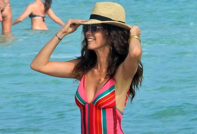 Juana Acosta disfruta de las cálidas aguas de Ibiza