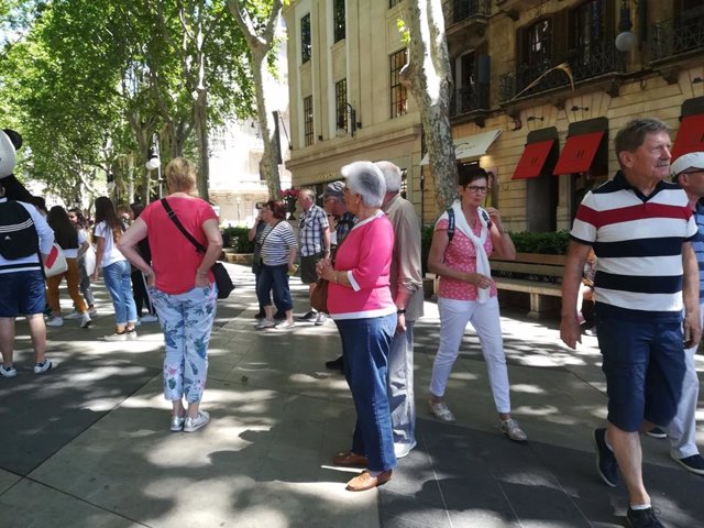 Turistas paseando por el centro de Palma.