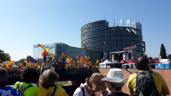 Varios eurodiputados muestran carteles de Puigdemont al inicio del pleno y reivindican sus derechos