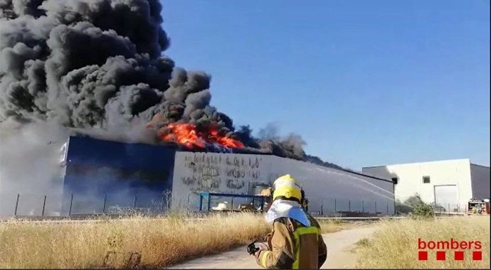 Un incendi a Cervera (Lleida) crema una fbrica de banyeres