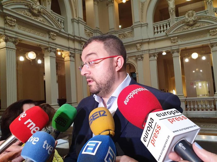 El candidato del PSOE a la Presidencia de Asturias, Adrián Barbón, atiende a los medios.