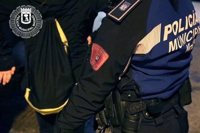 Un agente de Policía Municipal de Madrid procede a arrestar en Ciudad Lineal a un hombre implicado en el tráfico de droga oculta en rotuladores.