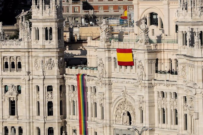 Imagen de Archivo de la Fachada del Palacio de Cibeles de Madrid con la bandera de España y  la bandera LGTBI en un lateral
