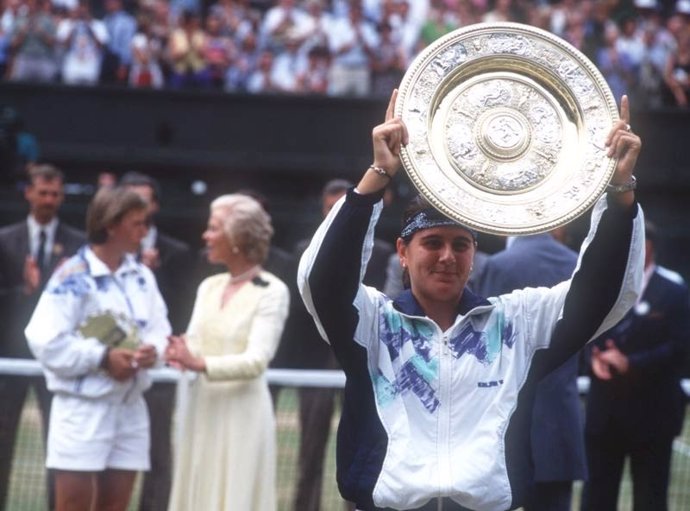 Conchita Martínez levantando el trofeo de Wimbledon'94