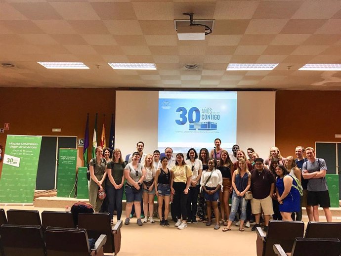 Alumnos universitarios de EEUU conocen el sistema sanitario público español en una visita al Hospital Virgen de la Victoria de Málaga