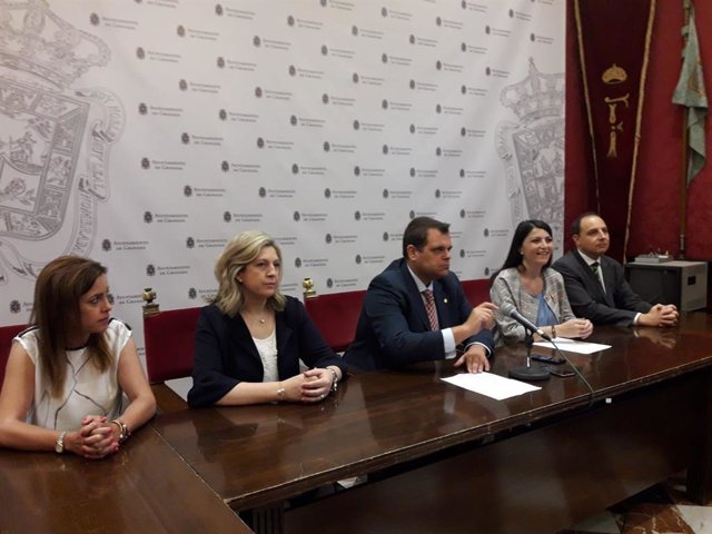 Macarena Olona en rueda de prensa junto a miembros del grupo municipal de Vox en el Ayuntamiento de Granada