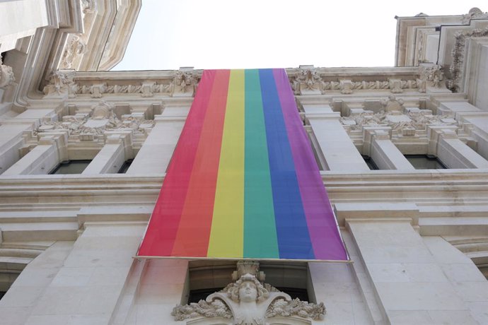 Bandera LGTBI colacada en la parte izquierda de la fachada del Palacio de Cibeles, sede del Ayuntamiento de Madrid, durante las fiestas del Orgullo Gay 2019.